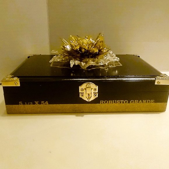 Suenos de Saundra Upcycled Grande Cedar Cigar Box, Jewelry/Storage Box - Picture 2 of 13